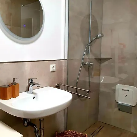 Moderne Einraumwohnung Mit Bad, Kuche Und Ruhe